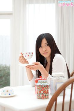 小孩吃奶视频